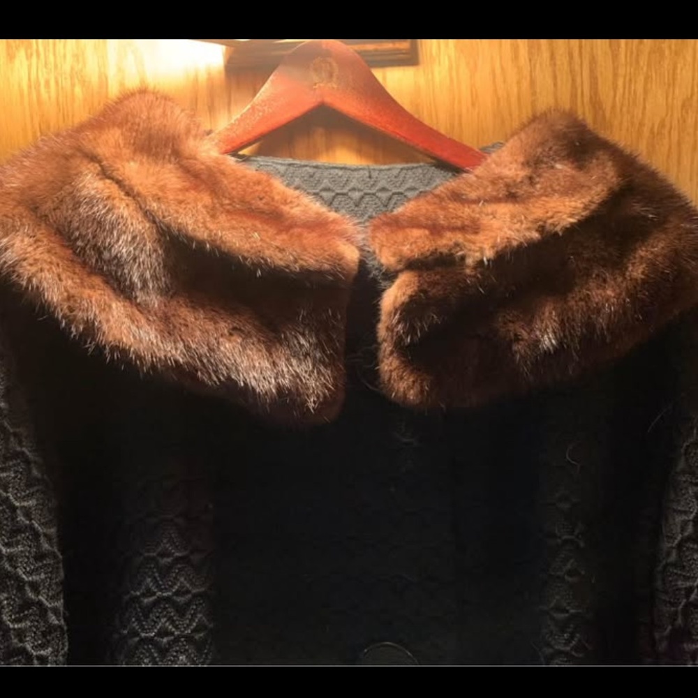 Elegant vintage black wool ladies
Coat with fur trim 3/4 length coat